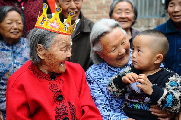 Wang Jingzhi celebrates her 113th birthday with family and neighbors in Yanggu county, Liaocheng city, East China's Shandong province May 27, 2013. Oldest centenarian in town celebrates 113th