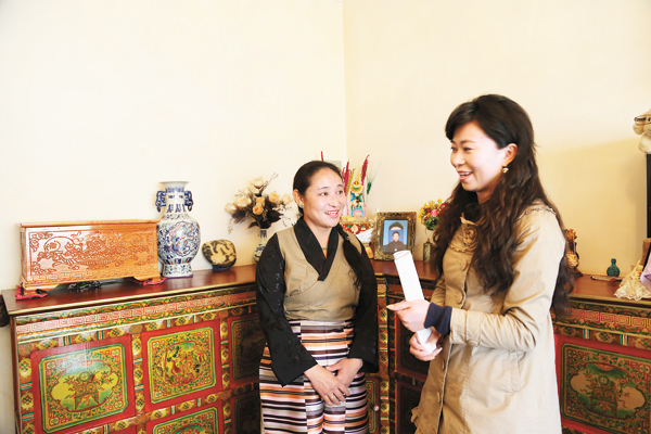 Dawagyizom, right, a Lhasa native and lawyer who has worked at the Legal Assistance Center of the Tibet autonomous region for fi ve years, talks with her client Lhadron. Justice, Tibet style
