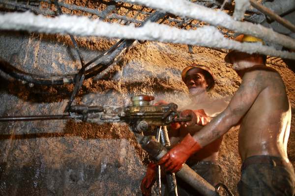 Workers in the Taiyangzhai tunnel, one of six tunnels longer than 5 km, on a key section of the railway connecting Hekou and Mengzi in Yunnan province. Photo by Feng Yongbin / China Daily Tunnel builders sweat it out on new rail line