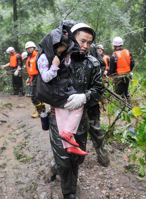 A child is evacuated from the landslide site in Zhongxing, a town in Dujiangyan, Sichuan province, on Wednesday. At least two people were killed. ZHANG LEI / FOR CHINA DAILY 12 confirmed dead in SW China landslide