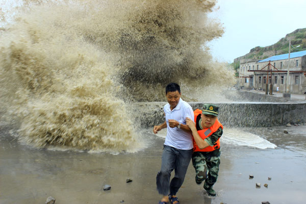 Typhoon Soulik brings heavy rains and spectacular waves along the coasts of Fujian and Zhejiang provinces when making landfall. Soulik batters Taiwan, Fujian coast