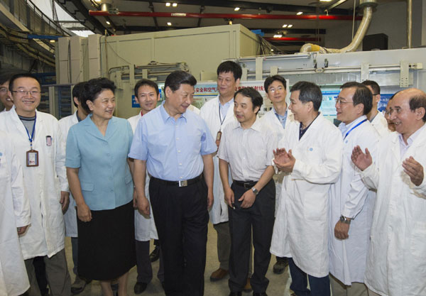 President Xi Jinping, also general secretary of the Central Committee of the Communist Party of China (CPC) and chairman of the Central Military Commission (CMC), talks with scientists of Beijing Synchrotron Radiation Facility lab in the Chinese Academy of Sciences (CAS) in Beijing, July 17, 2013. Scientists called to serve