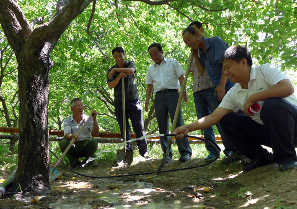 Officials from the local water resources bureau at Tumd Left Banner in the Inner Mongolia autonomous region work with farmers from the region's Shatugou village. Party seeks to boost ties with the public