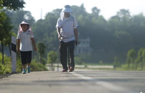 Zeng Ziqi and her father on the way to their hometown, in Hunan province, August 4, 2013. Girl's 700km hike home a lesson in adversity