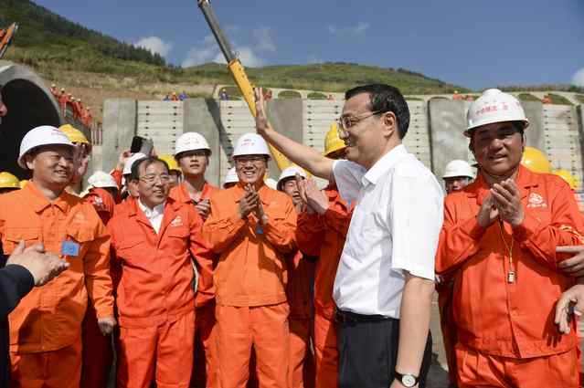 Premier Li Keqiang (2nd right) visits the Muzhailing tunnel construction site on the Lanzhou-Chongqing Railway in Dingxi, Northwest China's Gansu province, on Aug 18, 2013. Railway construction in the west opens the door to fortune: Premier