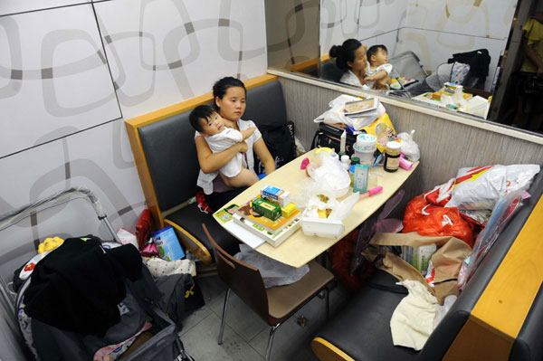 Jiang Danli and her 9-month-old daughter have been staying in a 24-hour KFC store in Beijing's Chaoyang district for nearly two months. Sympathy flows for mother in KFC store