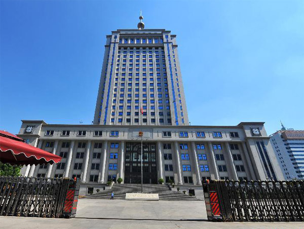 Photo taken on Aug 21, 2013 shows the Jinan Intermediate People's Court, in Jinan, East China's Shandong province. Bo's fourth-day trial ends, to continue on Monday