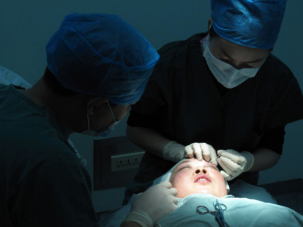 Bu Ren, a facial reconstruction specialist at the Plastic Surgery Hospital under the Chinese Academy of Medical Sciences, conducts eyelid surgery. Hooked on the scalpel