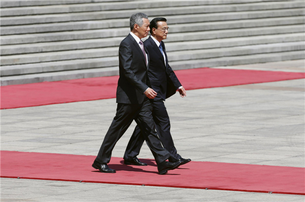 Singapore's Prime Minister Lee Hsien Loong (L) and China's Premier Li Keqiang attend a welcome ceremony outside the Great Hall of the People in Beijing, Aug 26, 2013. Singapore PM starts official visit to China