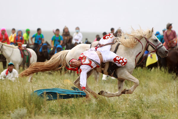 A herdsman demonstrates his equestrian skills on the grasslands outside Xilinhot, the Inner Mongolia autonomous region, during the recent Nadaam festival. Cui Meng / China Daily One-time nomads hang on to traditional celebrations