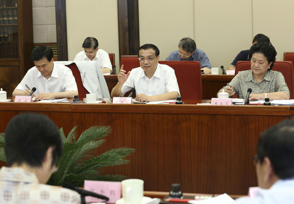 Premier Li Keqiang, center, who is also a member of the Standing Committee of the Political Bureau of the Communist Party of China Central Committee, presides over the first plenary meeting of China's leading group on education and science and technology, in Beijing, Aug 31, 2013. Education and sci-tech can boost economy