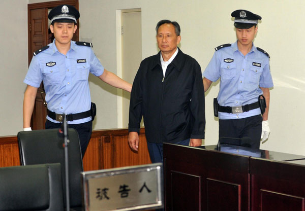 Zhang Shuguang arrives for a trial at a Beijing court, Sept 10, 2013. Former China rail chief admits graft