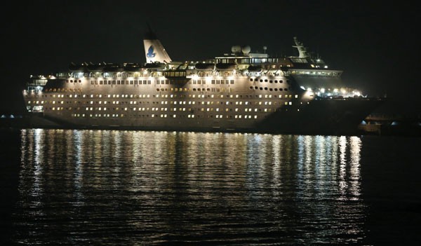 The detained Chinese cruise, the Henna, is anchored at a coast off Jeju Island in the Republic of Korea, on Sept 14, 2013. Passengers held in Jeju start to return to China