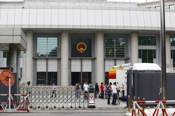 Journalists wait outside the Beijing No 1 Intermediate People's Court, Sept 16, 2013. Baby-throwing man stands trial
