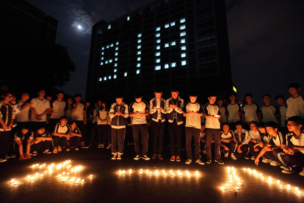 Students hold a memorial ceremony to mark Sept 18, the 82nd anniversary of Japan's invasion of China, in Zhuji, East China's Zhejiang province, Sept 17, 2013. Sirens across China mark Japanese invasion