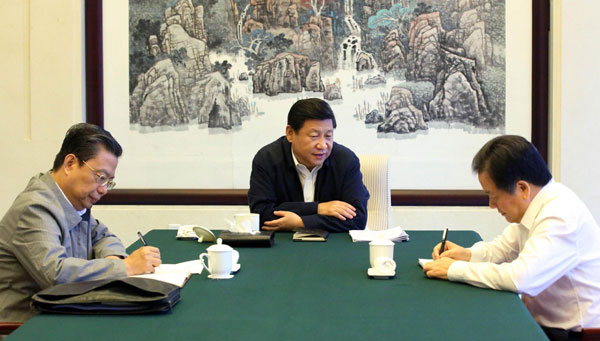 Xi Jinping (C), Chinese president and general secretary of the Communist Party of China Central Committee, participates in a session as part of the ongoing 'mass line' campaign with standing committee members of the Party Committee of North China's Hebei province, in Shijiazhuang, the capital of Hebei, Sept 23, 2013. Xi stresses CPC criticisms, self-criticisms