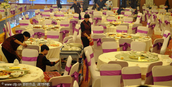 A lavish wedding banquet in Taiyuan, North China's Shanxi province, July 1, 2013. Lavish wedding ebbs under luxury ban