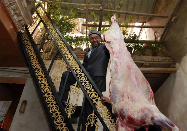 Muslim from Kashgar, Xinjiang Uygur autonomous region slaughteres a lamb to celebrate the Corban Festival Chinese Muslims celebrate Corban Festival