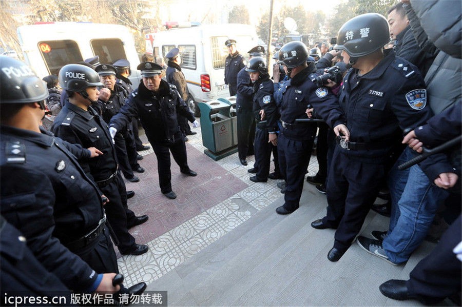 Shaanxi doctor in court over child trafficking