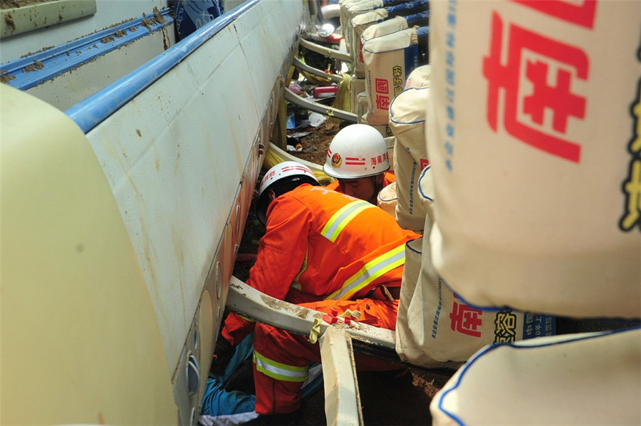 School bus accident in S. China leaves 8 dead