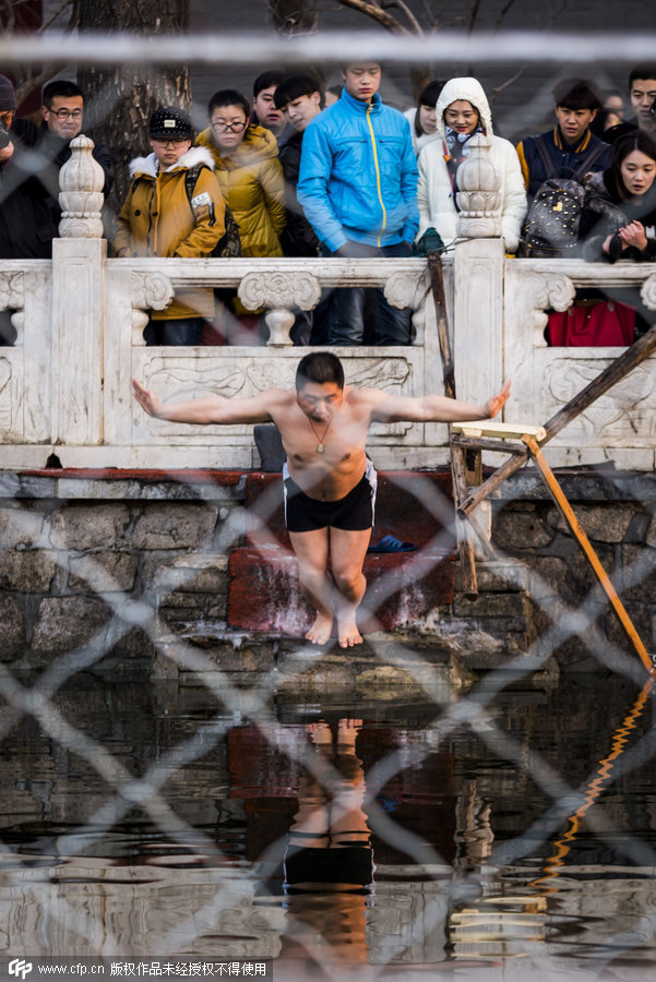 Tourists heat up Beijing's frozen lake