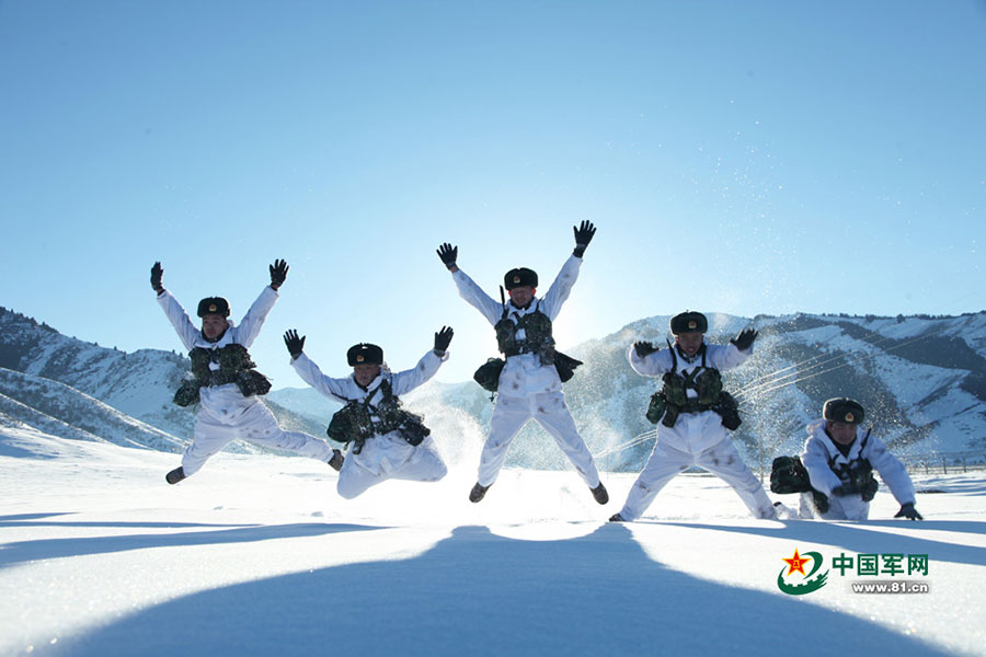 PLA soldiers brave blizzard in NE China