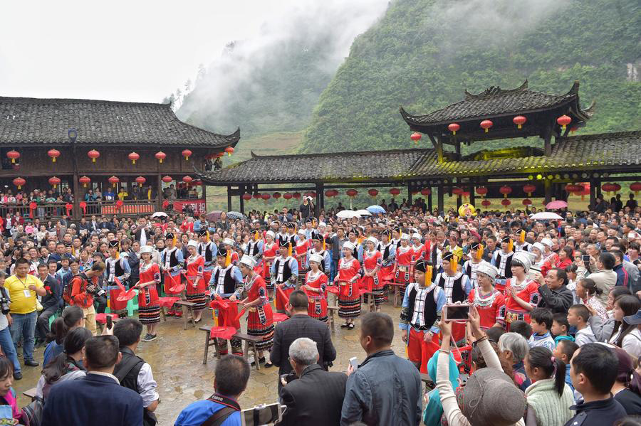 Dozen of couples participate in group wedding ceremony in SW China
