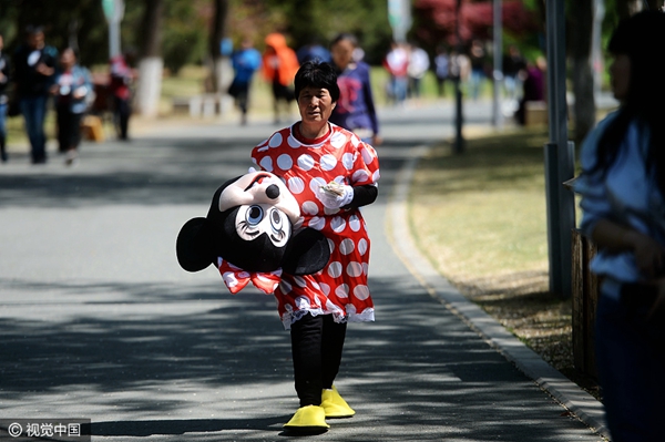 72-year-old plays Minnie Mouse to pay for medical bills