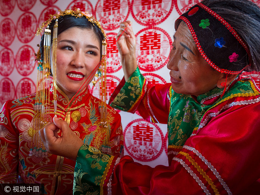 Modern couple's traditional Chinese wedding
