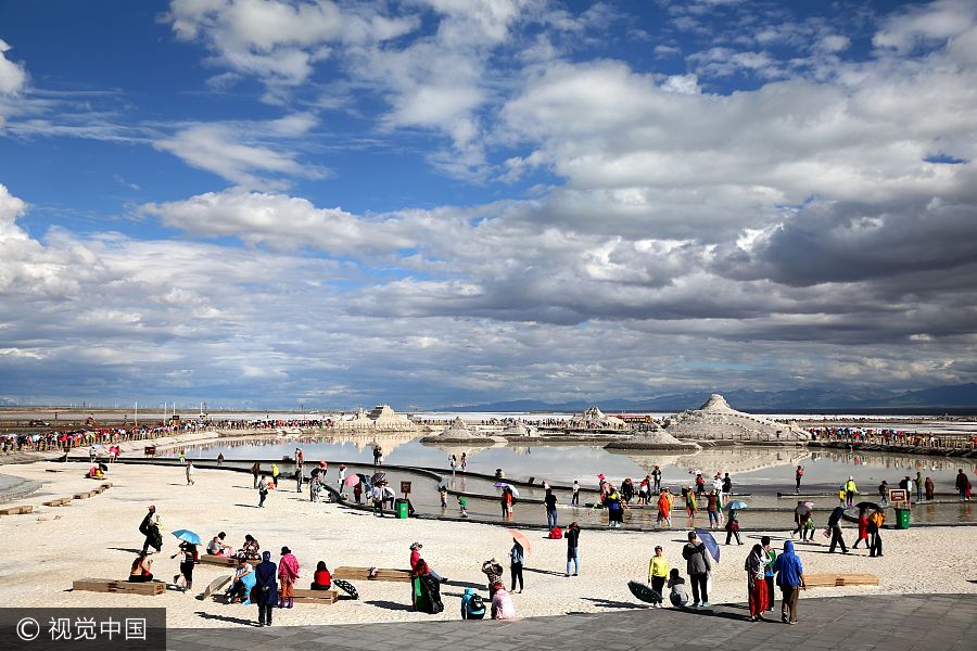 Tourists flock to Chaka Salt Lake in NW China's Qinghai