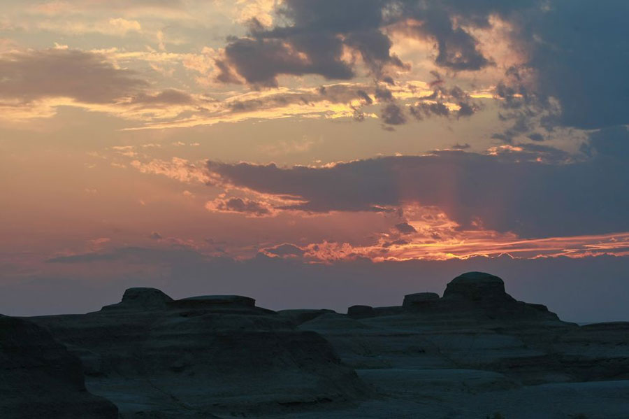 'Ghost Town' in Xinjiang desert offers wondrous landscapes