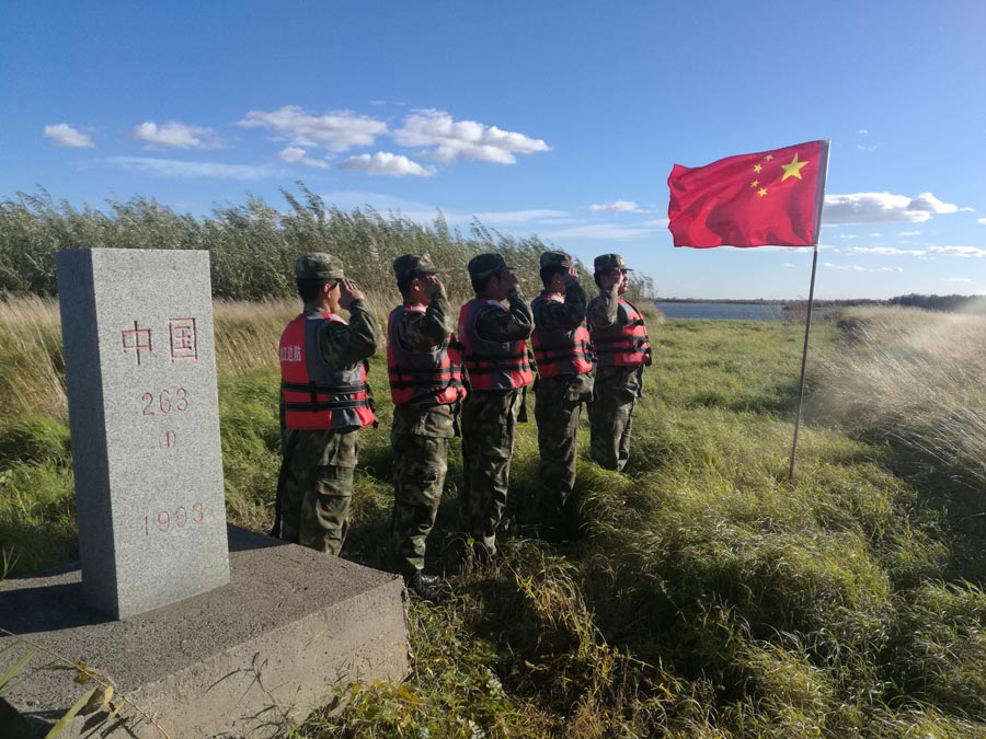 National flag-raising ceremonies held at border ports in Heilongjiang