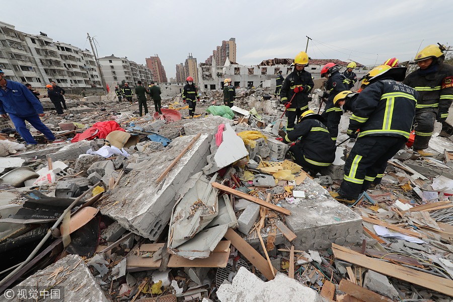 2 killed in blast that injured dozens