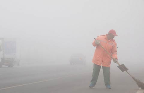 Dalian issues orange alert for smog