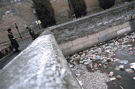 Tourists besiege Palace moat with trash