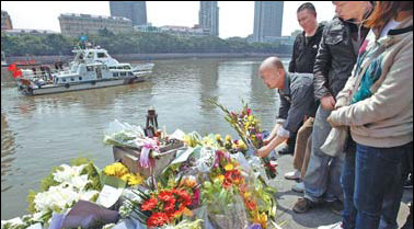 Officer loses life in rescue attempt