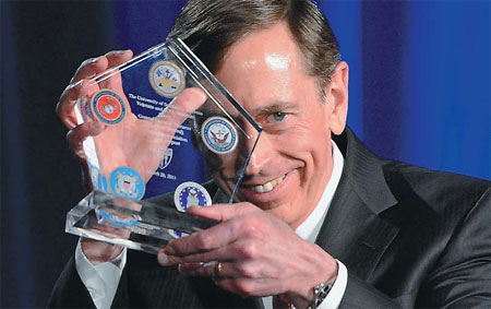 Contrite Petraeus apologizes for affair
