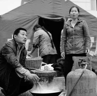 Survivors rally to help rescuers