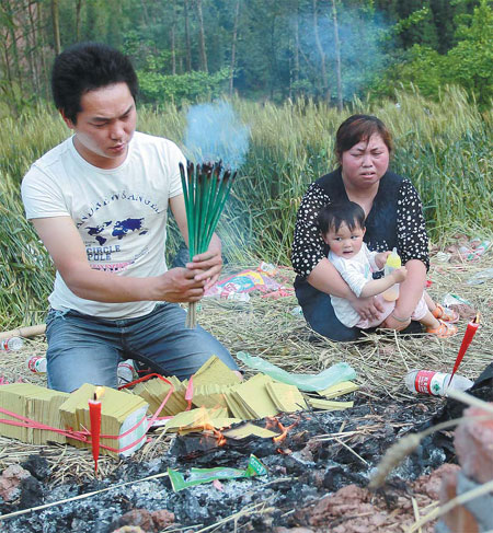 Baoxing gets back to business, but quake fears linger