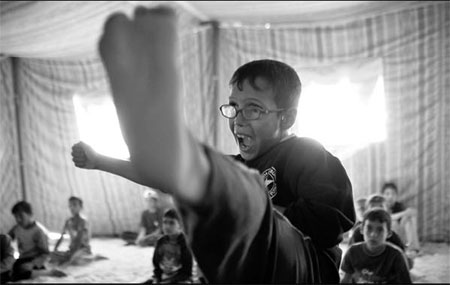 Syrians hail weapons plan