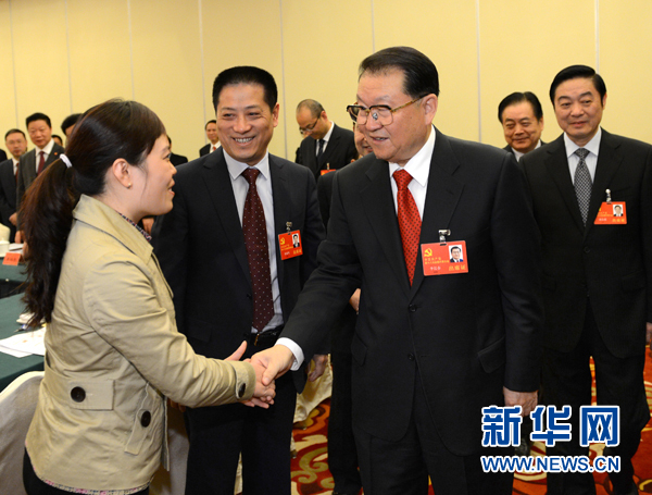 李長(zhǎng)春參加四川代表團(tuán)討論