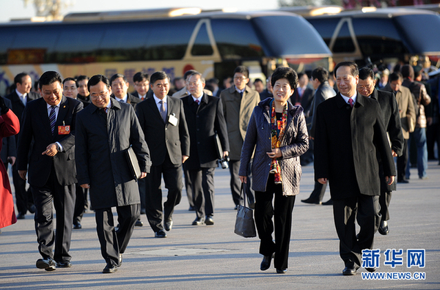 十八大閉幕會(huì)：代表們走向人民大會(huì)堂(圖)