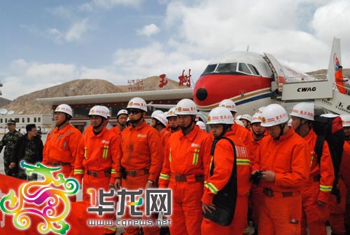 120名重慶救援隊(duì)員抵達(dá)玉樹 搜救犬現(xiàn)高原反應(yīng)