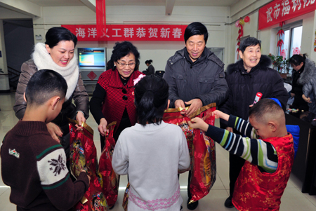 愛的奉獻(xiàn)溫暖福利院老人心