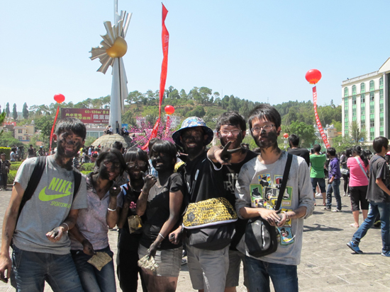 千余對雙胞相聚云南墨江