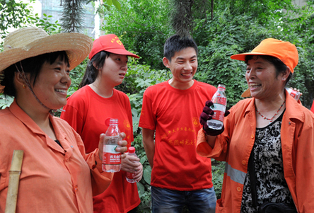 大學(xué)生街頭志愿當“環(huán)衛(wèi)”