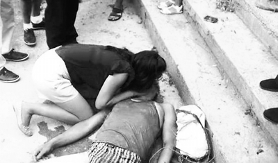 90后護(hù)士給溺水老人人工呼吸