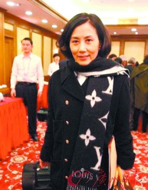 楊瀾穿著從衣領(lǐng)到款式都是典型OL風(fēng)格(圖)