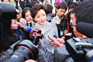 楊瀾穿著從衣領(lǐng)到款式都是典型OL風(fēng)格(圖)