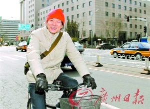 明星委員低調(diào)秀名牌 宋祖英學(xué)乖掩藏logo(圖)